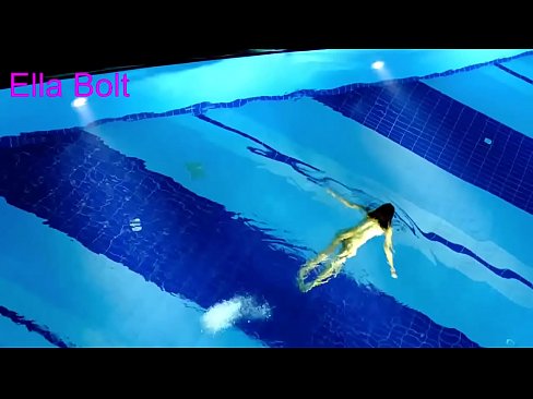 ❤️ मी पाहणे थांबवू शकत नाही, तरुण गोरा ELLA BOLT रिसॉर्ट पूलमध्ये नग्न पोहताना पकडला गेला ❤️❌  mr.allo-sex.ru वर  ☑